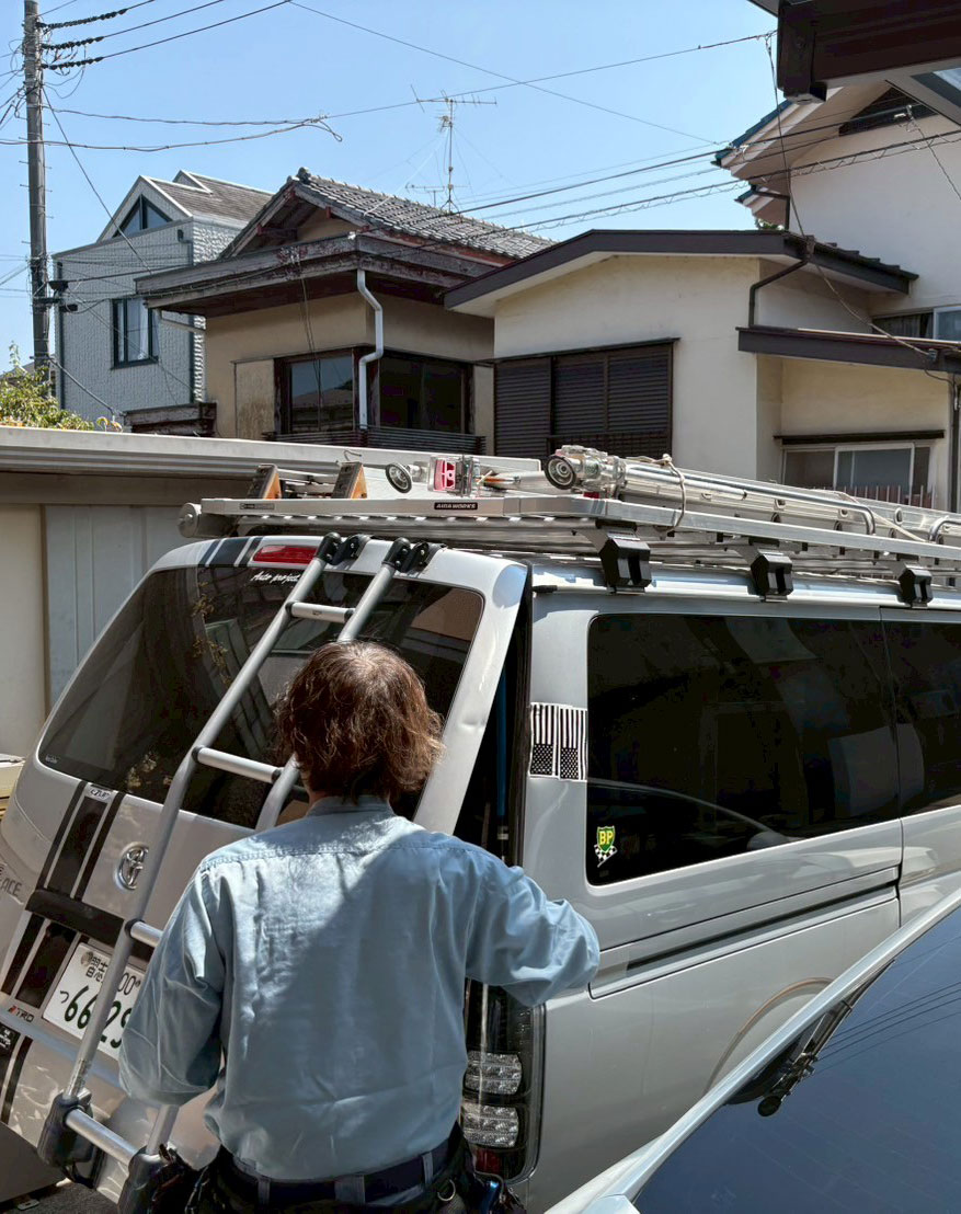 アンテナ・エアコン工事に出動するスタッフと作業車