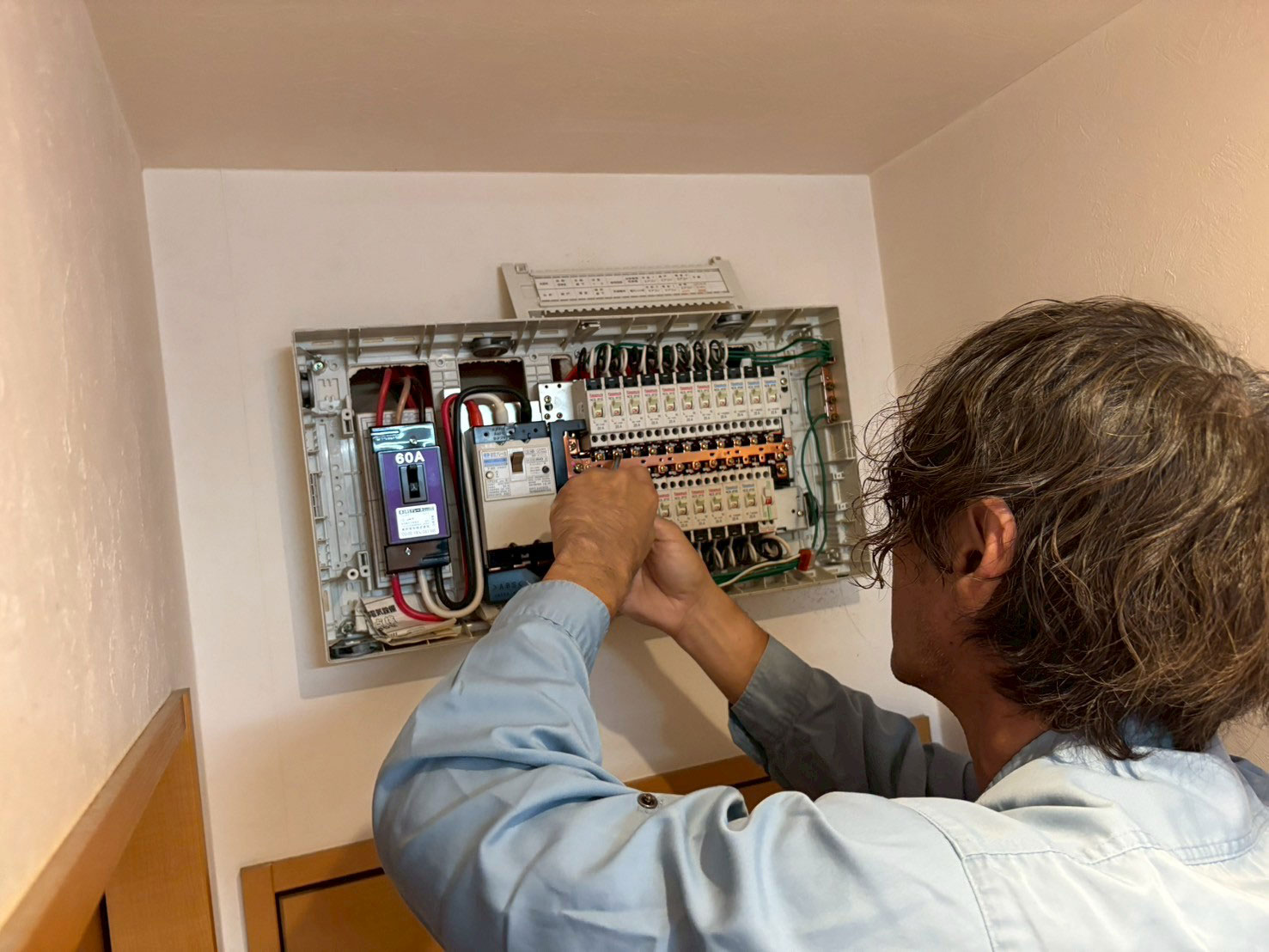 電気工事士による丁寧で確実な施工作業